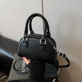 Sac bowling en cuir grainé noir avec détails argentés et bandoulière réglable - Noir