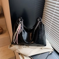 Bolso tote grande de charol negro con cadena plateada y colgante tejido elegante - Negro