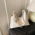 Bolso hobo de charol blanco crema con cadena plateada y colgante de borla decorativo - Blanco