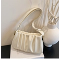 Detalle del bolso nube plisado crema con correa ajustable y textura de piel vegana - Blanco