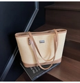 Détail du sac cabas en paille tressée avec garniture en similicuir brun et logo en métal - Kaki