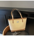 Sac cabas en paille de style français avec finitions en cuir marron et détails contrastés - Kaki