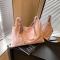 Bolso hobo grande rosa brillante con cadena plateada y detalle de logo en relieve - Rosa