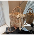 Bolso tipo cubo de paja hecho a mano con lazo de encaje y forro con cordón de estilo rural - Caqui