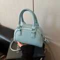 Sac bowling bleu clair en cuir avec poignées et bandoulière réglable assortie - Bleu