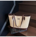 Détail du sac cabas en paille tressée avec bordure en cuir marron et logo métallique - Marron