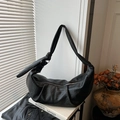 Bolso de hombro negro de media luna con textura plisada y detalle de nudo elegante - Negro