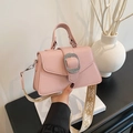 Rosa Handtasche mit Litschistruktur, silberner Schnalle und gemustertem Schultergurt - Rosa