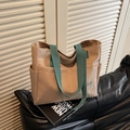 Sac fourre-tout minimaliste en toile beige avec anses vertes et broderie de chat - Khaki