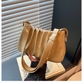 Bolso nube fruncido beige de cuero texturizado con detalles dorados elegantes - Caqui