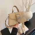 Beige Handtasche aus Kieselleder mit Silberschnalle und gewebtem Trageriemen - Khaki