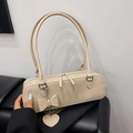 Sac baguette beige à motif crocodile avec pendentif coeur et nœud élégant - Abricot Beige