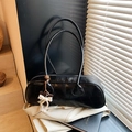 Sac baguette noir chic motif crocodile avec breloque en dentelle et longue bandoulière - Noir