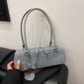 Sac sous le bras en similicuir crocodile bleu clair avec double zip et longues lanières - Bleu Vintage