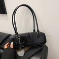 Sac baguette noir texture crocodile avec pendentif cœur et détail de nœud - Noir