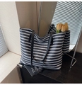 Sac cabas rayé bleu et blanc en paille avec anses en cuir noir pour les vacances - Bleu