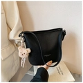 Sac seau noir en cuir litchi avec breloque d'ours en peluche et bandoulière - Avec Pendentif / Noir