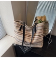 Grand sac cabas en paille rayé avec anses en cuir noir et motifs tissés multicolores - Kaki