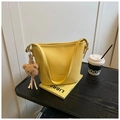 Sac seau jaune vif minimaliste avec texture litchi et charmant ours en peluche - Avec Pendentif / Jaune