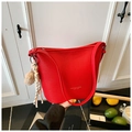 Sac seau rouge chic en similicuir avec pompon décoratif et ruban rayé élégant - Avec Pendentif / Rouge