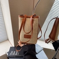 Sac seau en paille rayé beige et cuir marron avec bandoulière et anse courte - Blanc Cassé