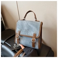 Vue détaillée du sac vintage en jean bleu avec finitions en cuir marron et boucle en métal - Bleu
