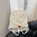 Sac seau en maille beige tricoté avec cordon de serrage et écusson en cuir - Blanc Cassé