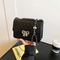 Schicke schwarze Stepptasche mit silberner Schleifenschließe und Metallkugel-Kette - Schwarz