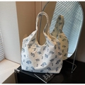 Sac cabas plissé blanc avec imprimé carpe koï bleue et large bandoulière - Blanc Cassé