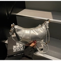 Détail du sac à main argenté plissé avec texture en cuir et fine bandoulière élégante - Argenté