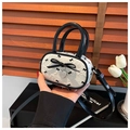 Mini sac polochon blanc matelassé avec imprimé nœud noir et pendentif cœur élégant - Blanc