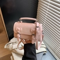 Zylindrische Handtasche in Rosa mit Schleifendekor und verstellbarem Schultergurt - Rosa