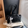 Sac sous le bras chic en simili cuir noir avec pendentif nœud argenté et œillets - Noir avec pendentif