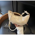 Détail du sac hobo en cuir verni blanc crème avec matelassage et bandoulière nouée - Blanc Cassé