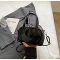 Détail du sac boston en cuir verni noir avec motif cœur gaufré et poignées doubles - Noir