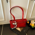 Sac à main en cuir verni rouge brillant avec anneaux argentés et charms cœur - Rouge avec Pendentif