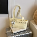 Sac sous le bras en cuir PU jaune clair avec pendentif nœud argenté et œillets - Jaune avec Pendentif