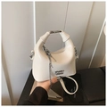 Sac à main blanc motif crocodile avec poignée en métal et détail de chaîne argentée - Avec Pendentif / Blanc