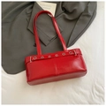 Borsa a spalla rettangolare rosso acceso in pelle lucida con dettaglio anello metallico - Rosso (Senza Ciondolo)