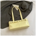 Elegante borsa a tracolla baguette giallo pallido con occhielli in metallo e pelle PU - Giallo senza pendente