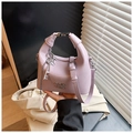 Sac à bandoulière lavande effet croco avec chaîne argentée et pendentif clé décoratif - Avec Pendentif / Violet