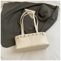Borsa a spalla rettangolare crema chic con occhielli argento e finitura liscia - Bianco senza ciondolo