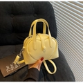 Mini sac Boston jaune avec poignées et bandoulière réglable en similicuir lisse - Jaune