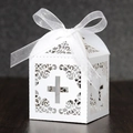 Elegante lasergeschnittene Gastgeschenkbox mit Kreuzmotiv in Perlweiß und Schleife - 5*5*8CM / Weiß