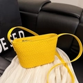 Borsa a tracolla alla moda in pelle intrecciata giallo brillante con tracolla - Giallo