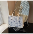 Sac cabas en tweed bleu et blanc avec motifs d'ours et finitions en cuir crème - Style Rayé (5815330024851)