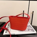 Borsa a secchiello rossa in pelle intrecciata con cerniera e tracolla sottile - Rosso