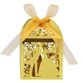 Dettaglio della silhouette sposi intagliata al laser sulla scatola regalo dorata chic - Oro Specchio