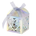 Detalle del diseño de corazón calado con láser en caja de regalo irisada y lazo lila - 5*5*8CM / Iridiscente espejo