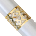 Rond de serviette doré élégant avec motif géométrique ajouré sur satin blanc - Or Miroir